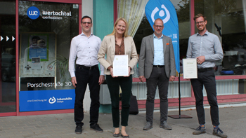 Übergabe der Urkunde zur Gemeinwohl-Bilanz, von links: Klaus Prestele, Geschäftsführer der Lebenshilfe Ostallgäu-Kaufbeuren e.V., Petra Nocker, Verwaltungsleitung Wertachtal-Werkstätten gGmbH, Joern Wiedemann, ecogood e.V., Ralf Grath, Geschäftsführer der Lebenshilfe Ostallgäu-Kaufbeuren e.V.